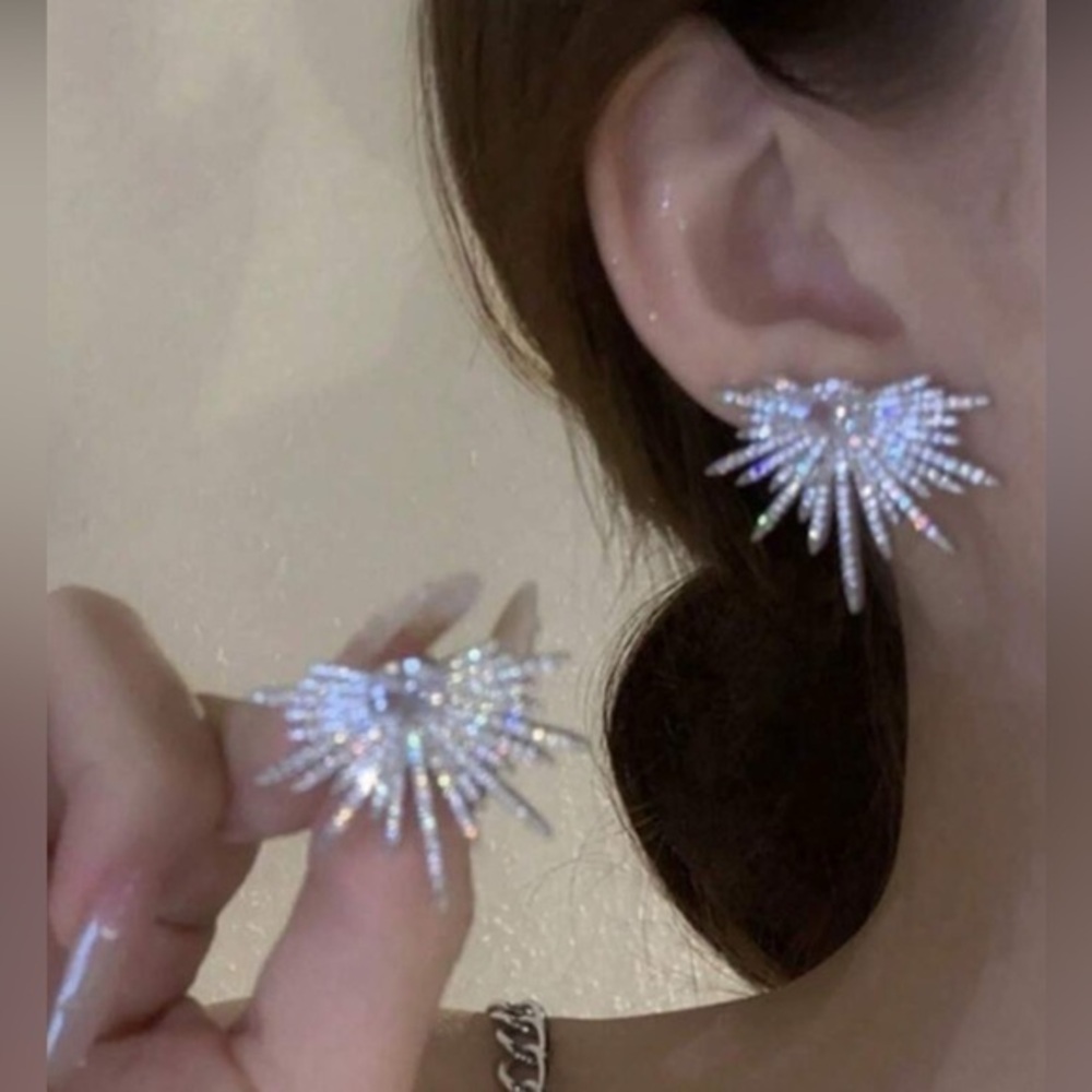 ✨NEW Elegant Silver Starburst Rhinestone Earrings